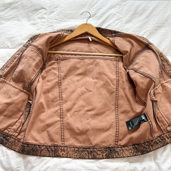 NWOT Free People Snake Trucker Jacket XS Brown Snakeskin Print Denim Cotton - Picture 10 of 14